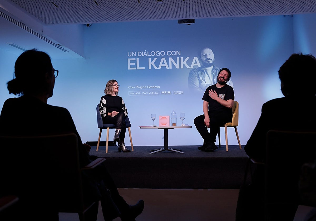 El cantautor malagueño El Kanka conversa con la perdiodista de SUR Regina Sotorrío en el ciclo 'Málaga, ida y vuelta'.