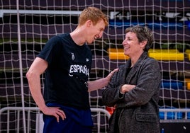 Alberto Díaz bromea con la presidenta de la Federación Española, Elisa Aguilar.