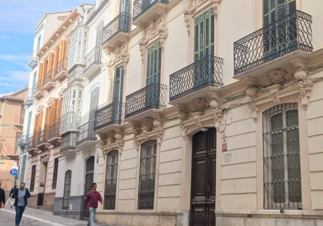 Fachada del edificio del número 40 de la calle Madre de Dios.