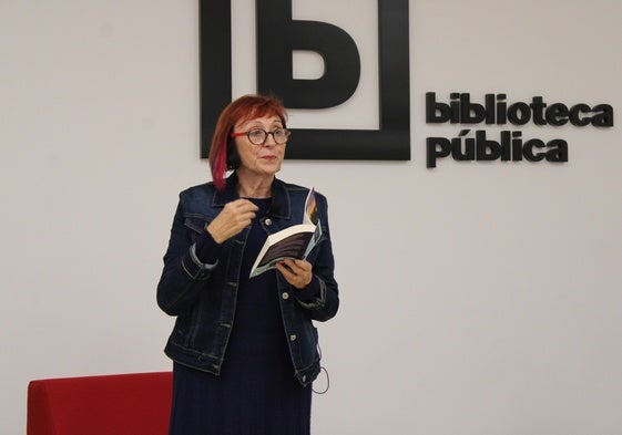 Elia Barceló, durante una lectura en Alhaurín de la Torre.