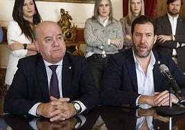 El que ha sido teniente de alcalde de Hacienda se despide ante un emocionado alcalde de Antequera Manuel Barón