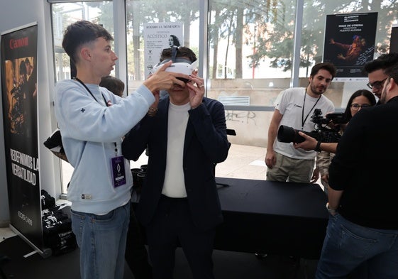 El alcalde torroxeño, este martes en el congreso, probando unas gafas de realidad virtual.