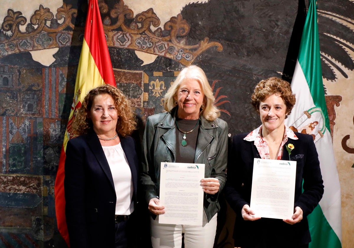 La alcaldesa, Ángeles Muñoz, en la firma del convenio.