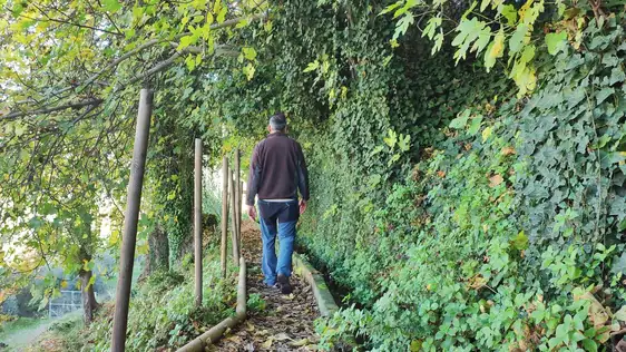 El sendero pasa junto a acequias, saltos de agua y manantiales con historia