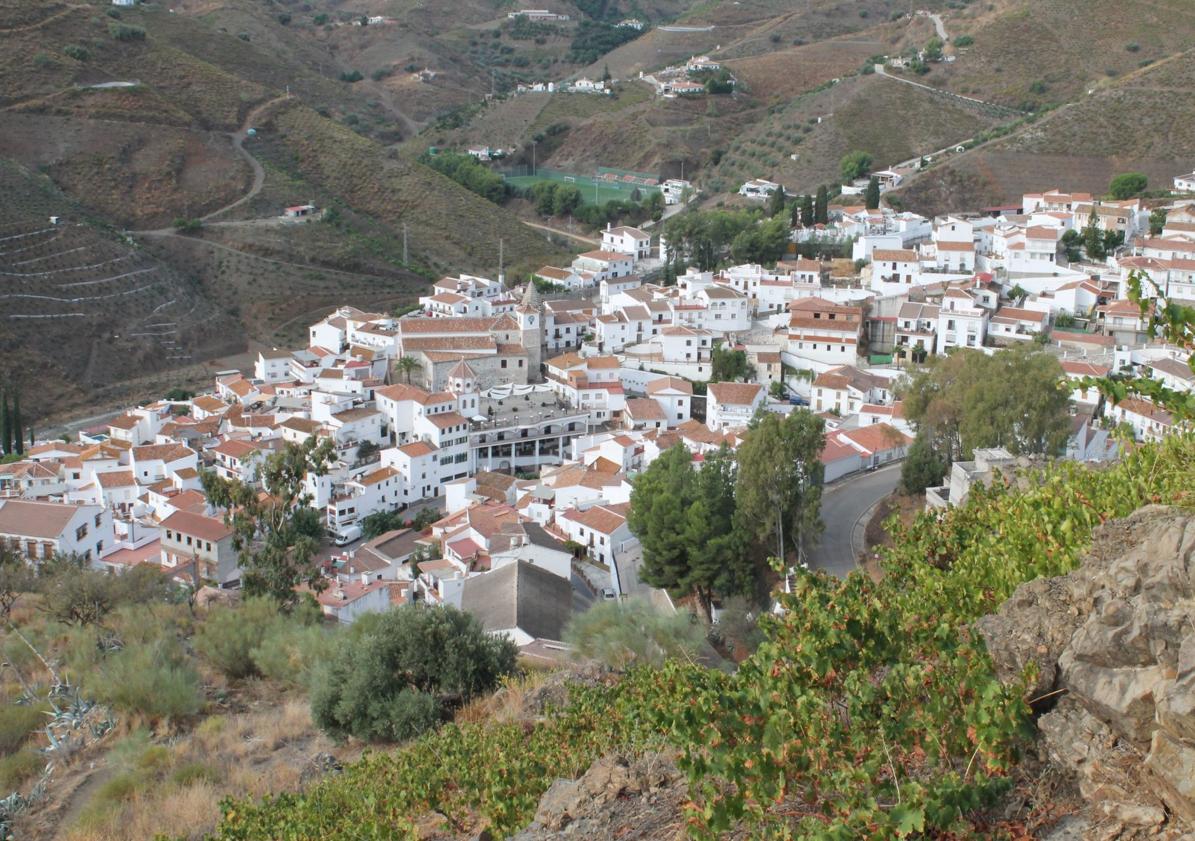 Imagen principal - Vista panorámica de El Borge | Pozo donde presuntamente se arrojaron los cadáveres de los soldados franceses | Calle Agustina está en el centro histórico de esta villa axárquica.