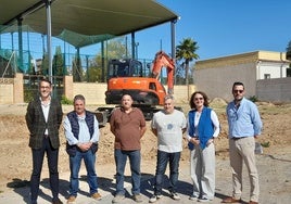 Representantes del Ayuntamiento y responsables del proyecto visitan el terreno.