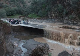 El puente que comunica Los Moras, un diseminado de Almogía, inservible tras la DANA.