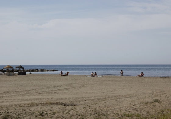 Bañistas en la playa de la Cala del Moral.