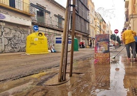 La gota fría dejó anegadas y llenas de barro y basuras numerosas calles; en la imagen, Carretería.