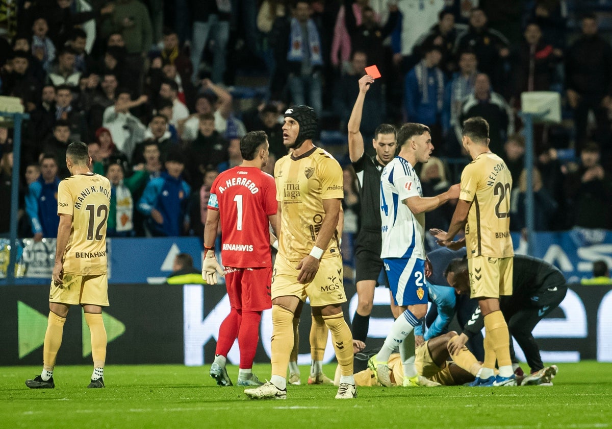 El árbitro Lax Franco señala la roja directa a Kevin Medina en el partido frente al Zaragoza.