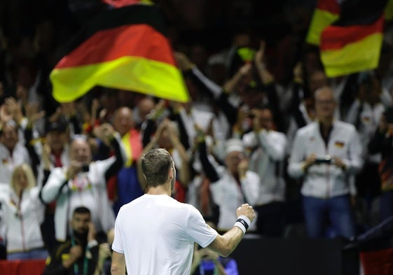 Jan-Lennard Struff celebra delante de la afición de su país el pase de su selección a semifinales de la Copa Davis.