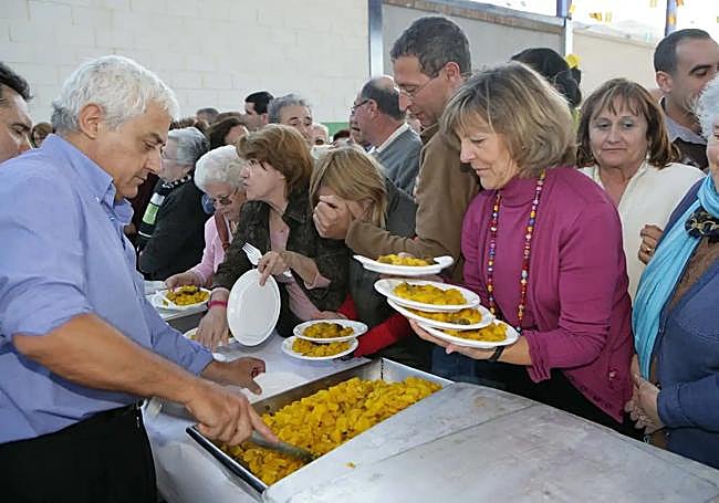En torno a las 14.30 horas se repartirán gratuitamente cientos de platos de chanfaina.