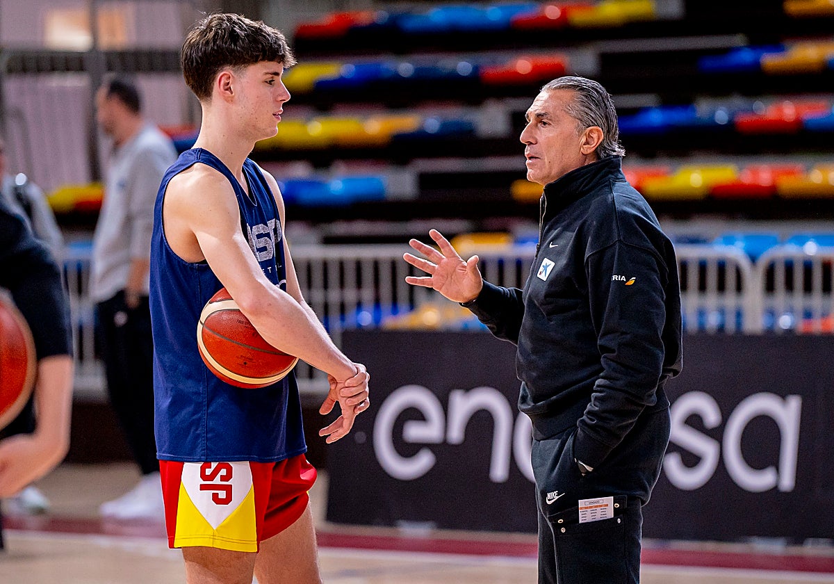 Mario Saint-Supéry atiende las explicaciones de Sergio Scariolo durante el entrenamiento de ayer en Guadalajara.