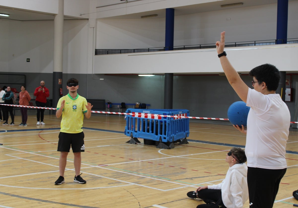 Estudiantes durante el partido de 'goalball'.