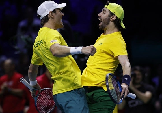 Matthew Ebden y Jordan Thompson celebran el triunfo en la eliminatoria en un gesto característico de la pareja de dobles australiana.