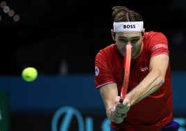 Taylor Fritz, en un revés a dos manos en su duelo de este jueves en Málaga.