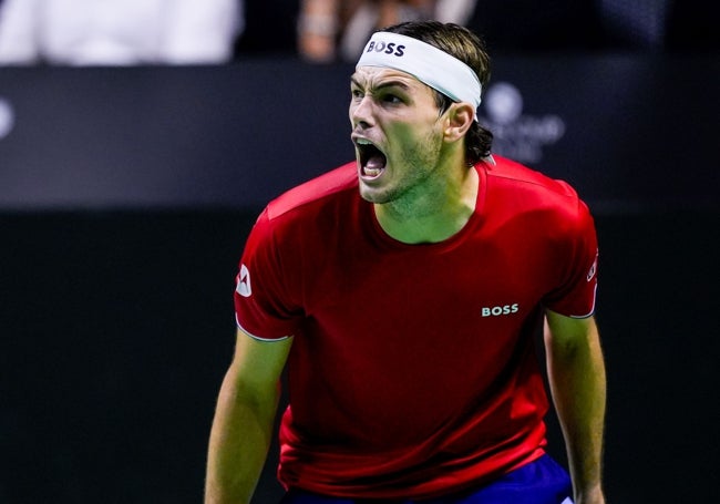 Taylor Fritz celebra un punto en su partido, el único punto ganado por Estados Unidos.