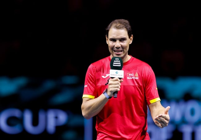 Un momento del acto de despedida, con Rafa Nadal dirigiendo unas palabras a los espectadores.