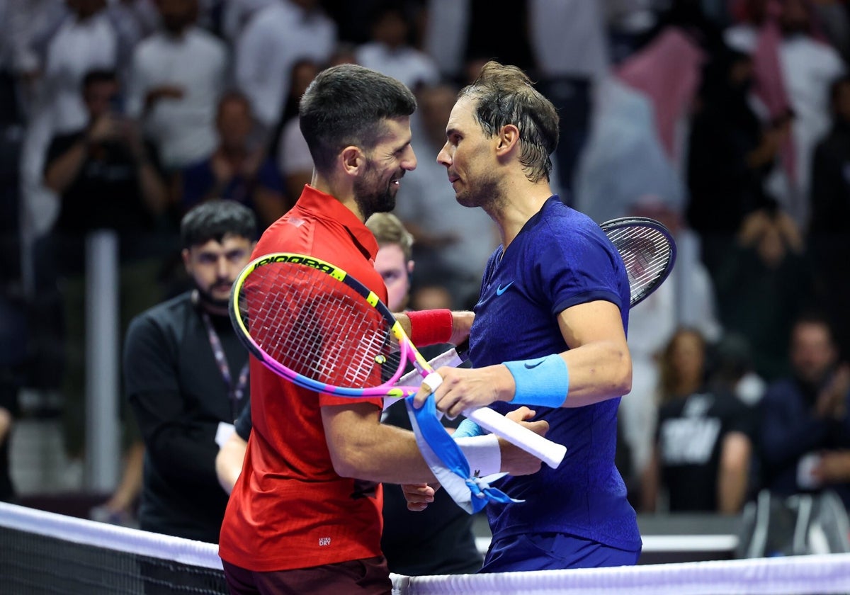 Djokovic y Nadal, antes de abrazarse.