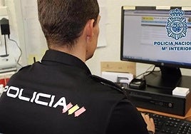 Imagen de archivo de un agente de policía en un ordenador