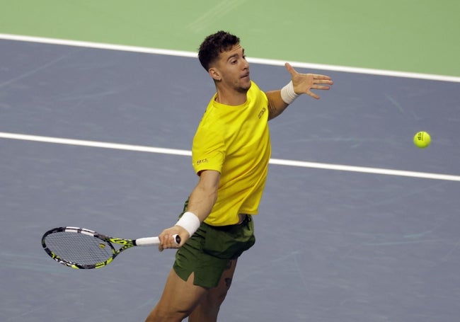 Kokkinakis se aparta un poco de la bola para golpear de derecha este jueves en Málaga.