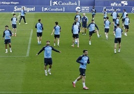 Los jugadores del Málaga se ejercitan en La Rosaleda la víspera del partido ante el Racing.