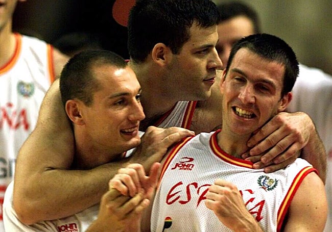 Azofra y Alfonso Reyes abrazan a Nacho Rodríguez al final de un partido con España.