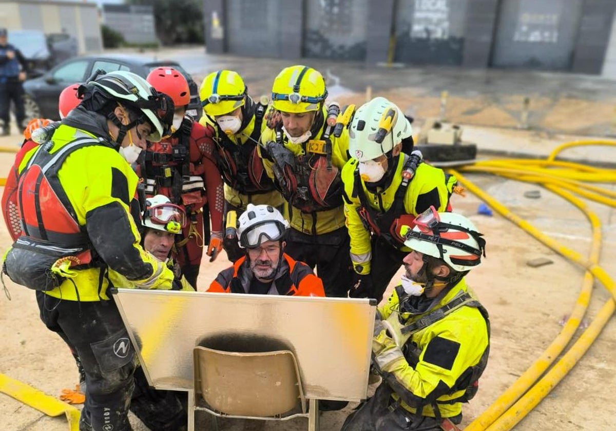 Bomberos de Fuengirola trabajando en Valencia.