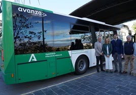 Representantes del Ayuntamiento de Coín, la Junta de Andalucía y el Consorcio de Transportes del Área Metropolitana de Málaga presentan el nuevo autobús de la línea M-167B.