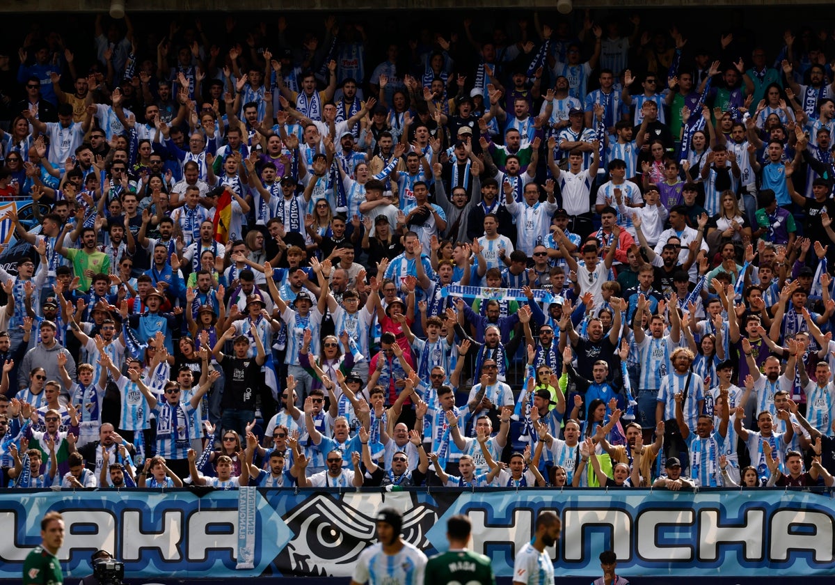 La afición del Málaga anima a su equipo en el partido frente al Eibar.