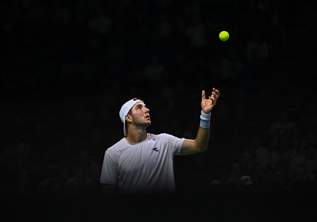 Jan-Lennard Struff se lanza la bola para sacar.