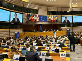 Juanma Moreno interviene desde Bakú por videoconferencia en el Comité de las Regiones.