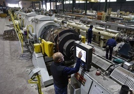 Trabajadores durante su turno en Plásticos Ima.
