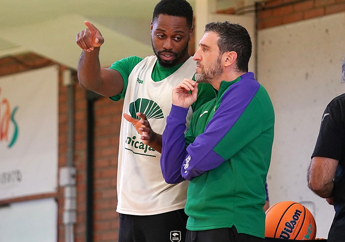 Melvin Ejim e Ibon Navarro conversan en el Martín Urbano.