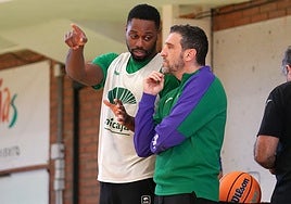 Melvin Ejim e Ibon Navarro conversan en el Martín Urbano.