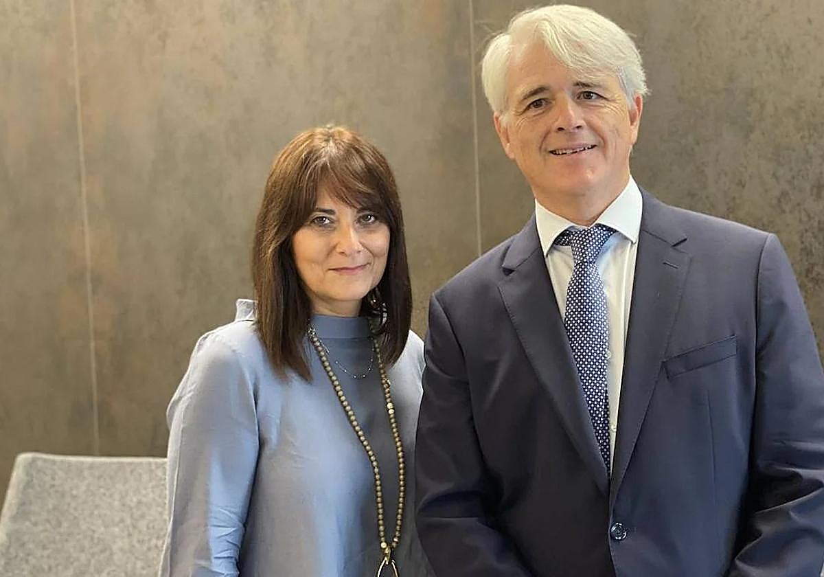 En la imagen, Flor Carrasco junto a Salvador González, el decano saliente.