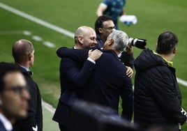 José Alberto López y Sergio Pellicer se saludan antes del Racing-Málaga.