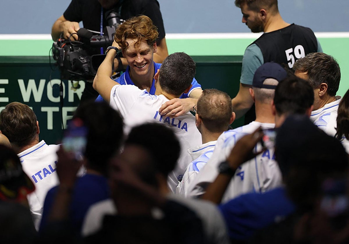 Sinner celebra el pase a la final con su equipo.