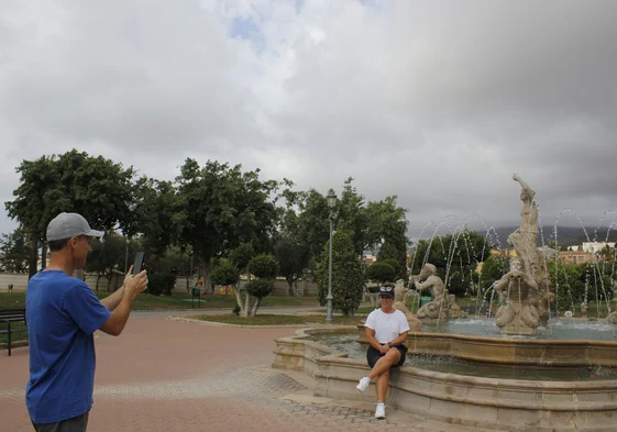 Visitantes se toman fotos en una de las fuentes del Parque de La Batería.