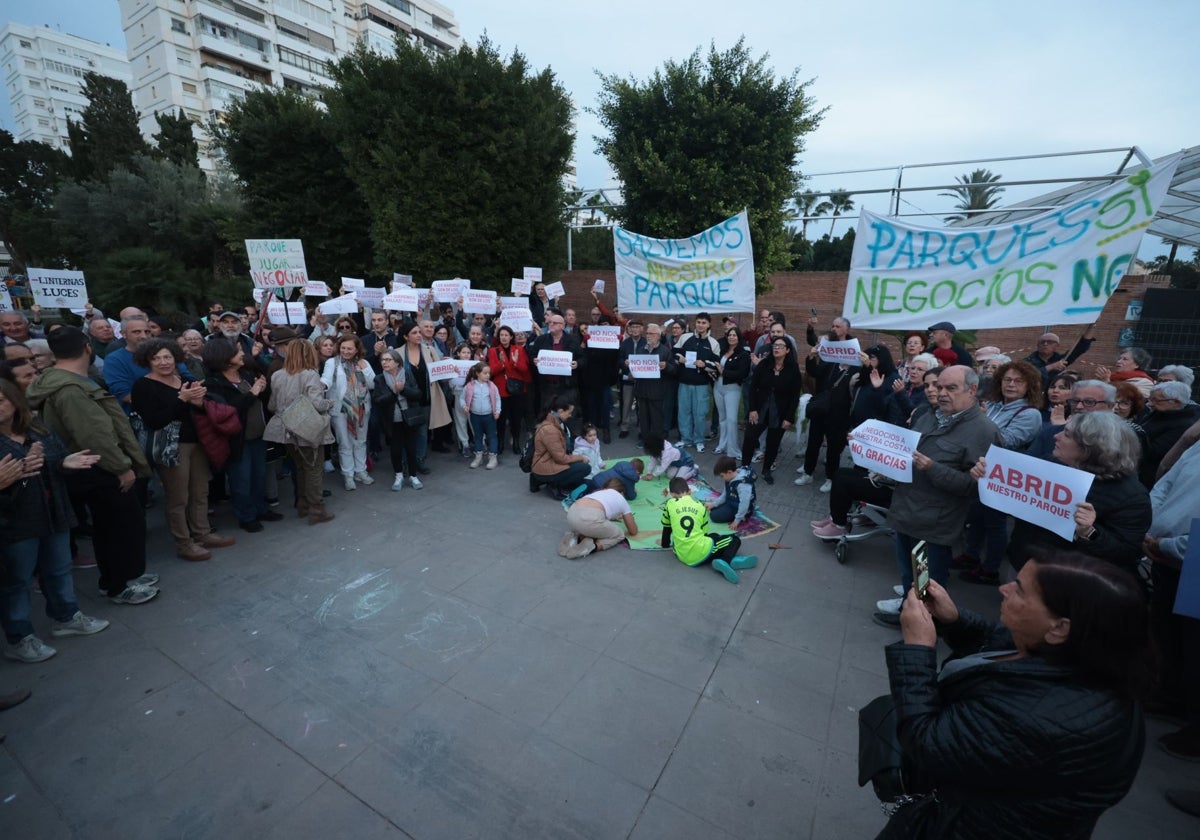 Más de 500 vecinos protestan por el «cierre parcial» del Parque del Oeste ante el Festival de Linternas