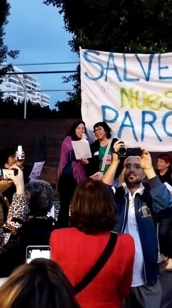 Más de 500 vecinos protestan por el «cierre parcial» del Parque del Oeste ante el Festival de Linternas