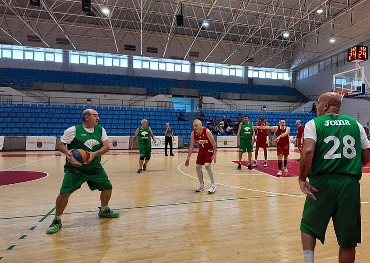 Imagen secundaria 1 - El Unicaja femenino +50 y el Chiringuito Larry masculino +45, vencedores del Torneo MAMBAbasket de Murcia