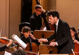 Pablo Martos dirige la orquesta Camerata Garnati.