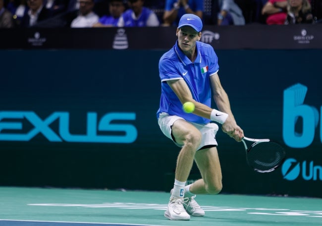 El gesto técnico perfecto de Jannik Sinner, flexionado, en el revés a dos manos.