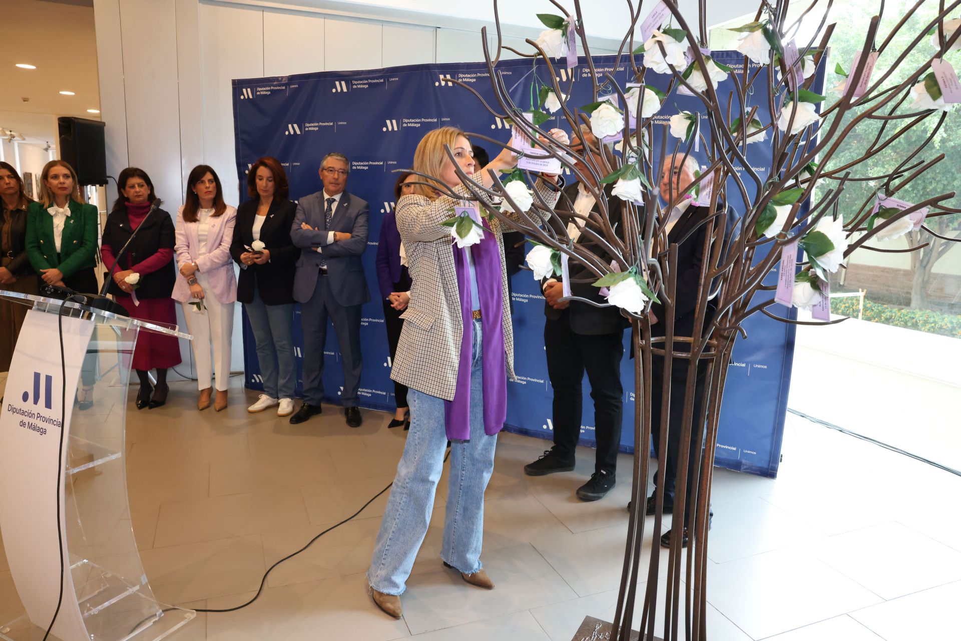 Árbol de las Ausencias en la Diputación de Málaga que rinde homenaje a las víctimas de violencia de género del país en el que cuelgan flores por cada una de las mujeres que han perdido la vida durante 2024.