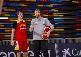 Jaime Pradilla escucha las instrucciones de Fran Vázquez durante un entrenamiento de la selección esta semana.