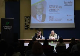 La periodista Ana Pérez-Bryan y el juez José Luis Utrera, este lunes en la Escuela de Familia.