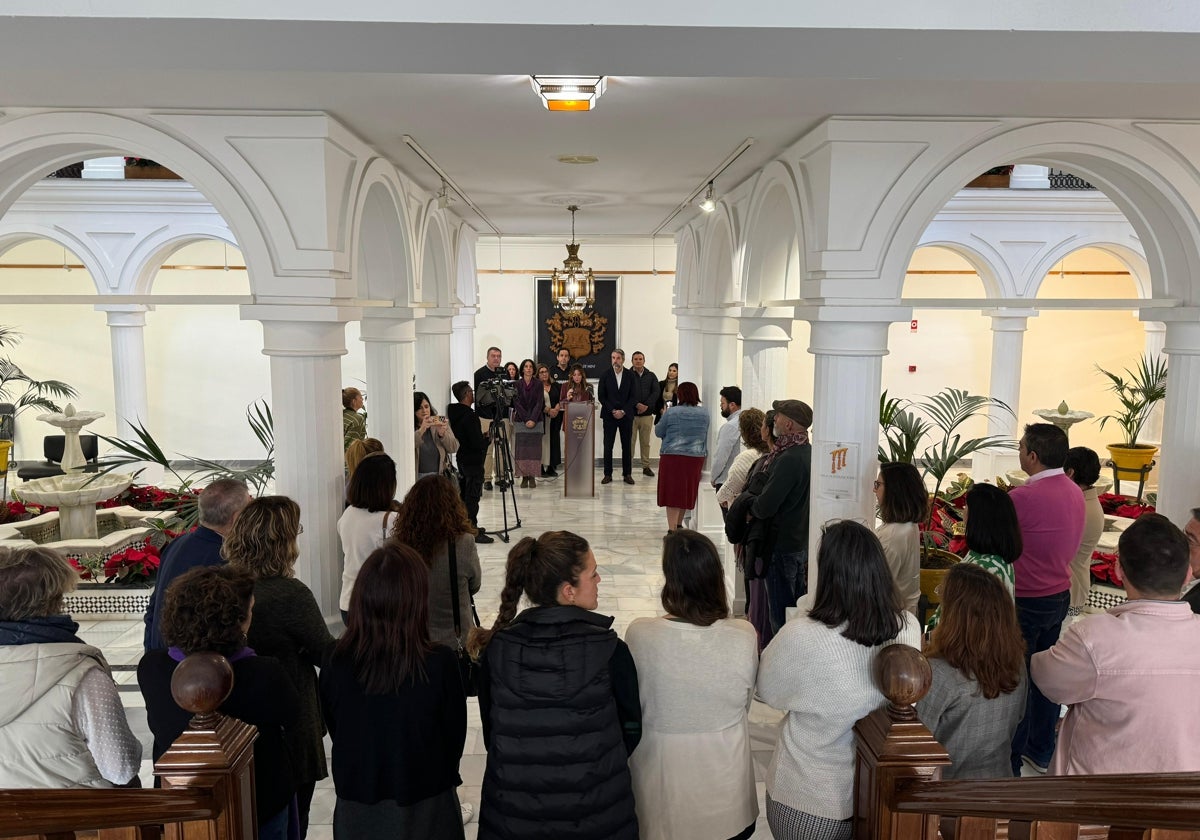 Lectura del manifiesto por el 25N en el Ayuntamiento de Mijas.