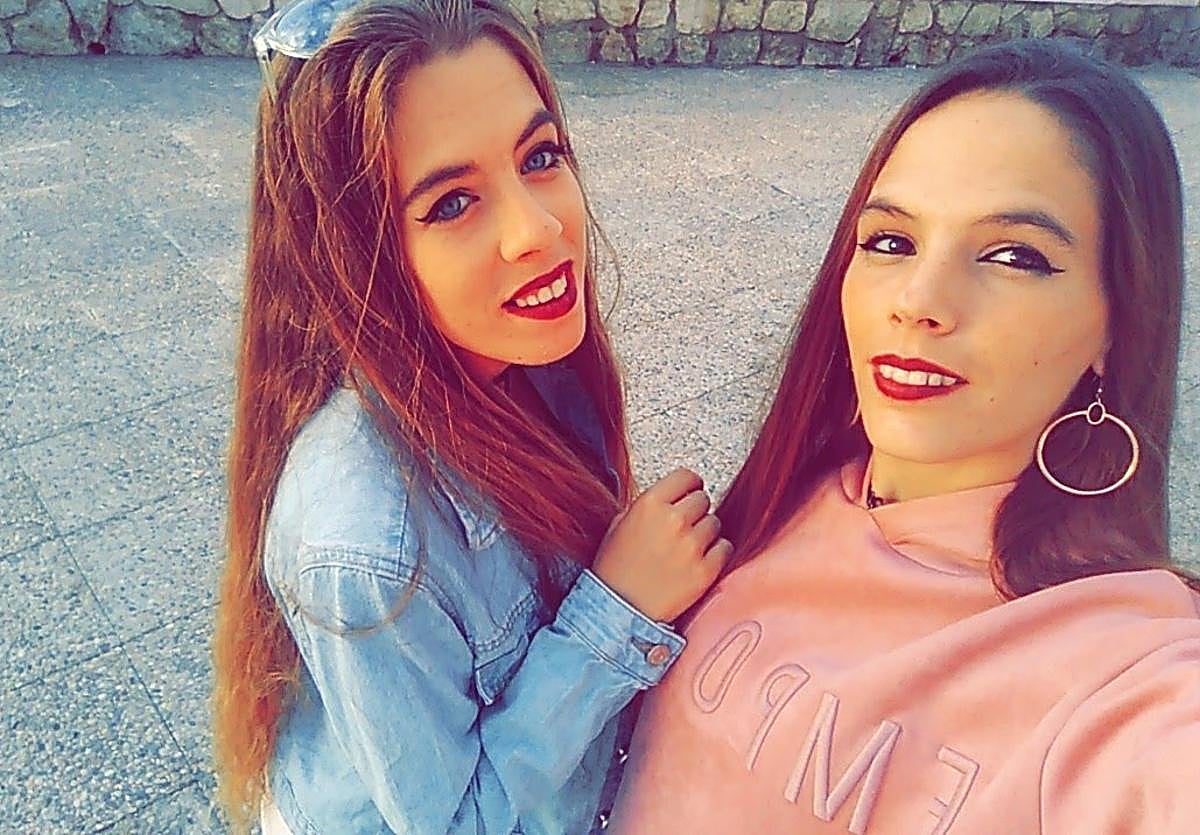 Fátima (izquierda) junto a su hermana Paula, en su foto preferida.