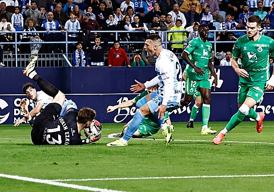 Yanis Rahmani se lamenta por la ocasión fallada del Málaga en el partido frente al Racing.